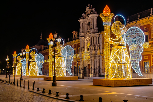 Verlichte engelen in Sevilla tijdens een stedentrip december