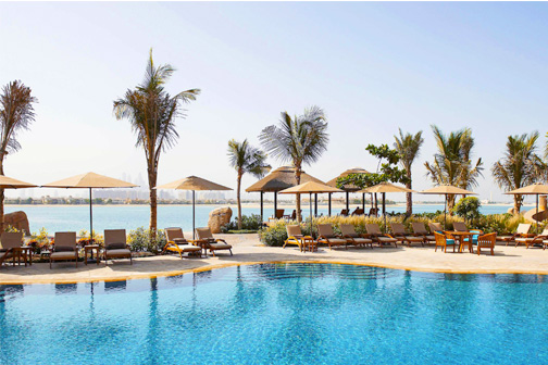 Zwembad bij resort in Dubai tijdens ramadan