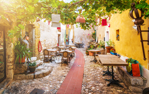 Straatje in dorpje aan de Cote d'Azur