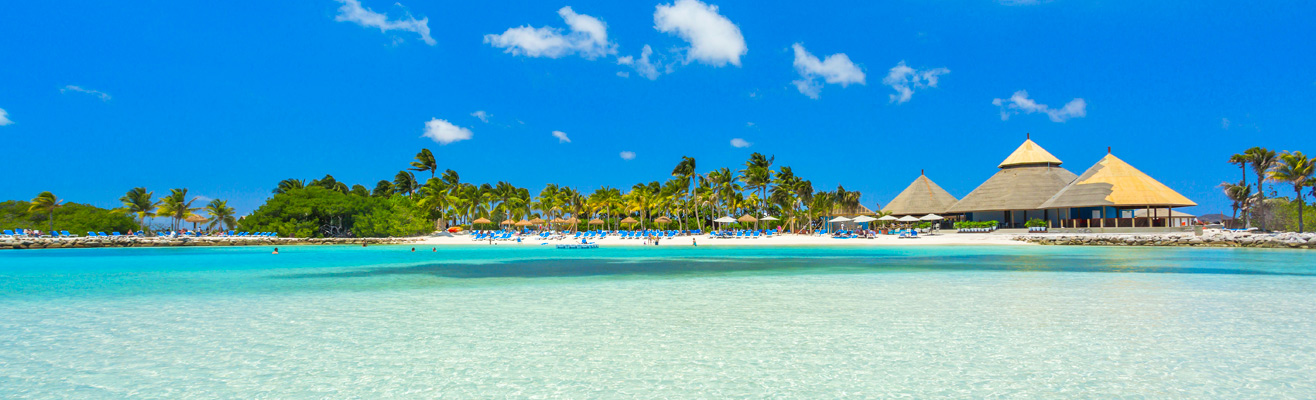 Helderblauwe zee op Aruba