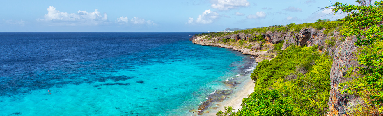 Helderblauw water op Bonaire