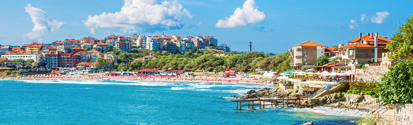 Genieten aan het strand met helderblauw water