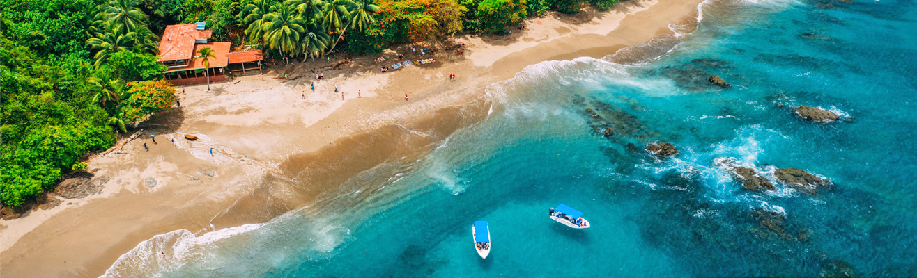 Uitzicht over kust van Costa Rica