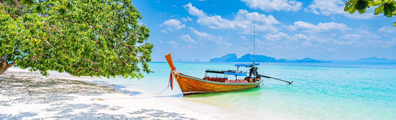 Traditioneel Thaise boot op mooi strand