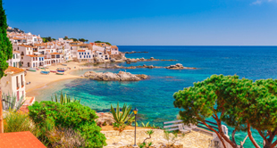 Zeezicht in Spanje tijdens een goedkope vakantie