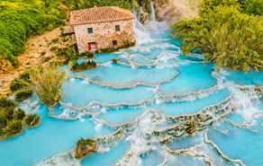 De magische watervallen van Toscane