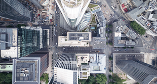 Wolkenkrabbers omringen kruispunt in Frankfurt, Duitsland, vanuit de lucht.