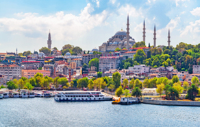 Moskee en kustlijn in Istanbul