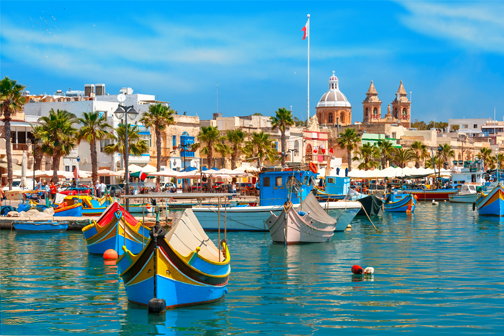 Traditionele bootjes op het water bij Marsaxlokk, Malta