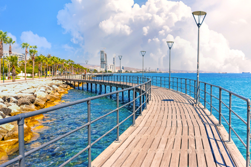 Houten wandelpad bij de boulevard van Cyprus in november