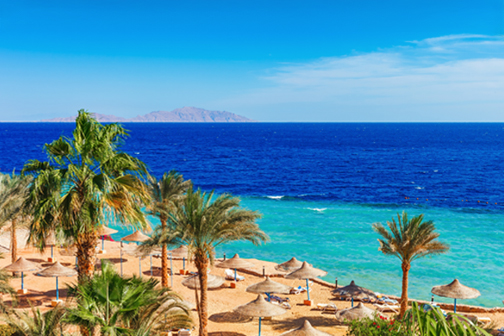 Strand met zee op de achtergrond in Egypte in november