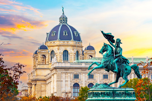 Maria-Theresien-Platz bij zonsondergang in Wenen tijdens een stedentrip januari