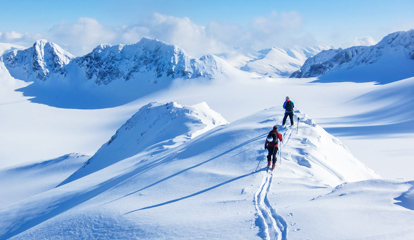 Een persoon die aan het skiën is op wintersport