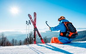 Een persoon die aan het skiën is op wintersport