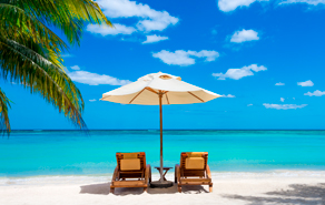 Strandstoelen met parasol op een wit strand