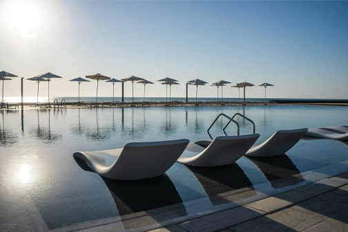 Ligbedjes in het zwembad bij HVD Reina del Mar