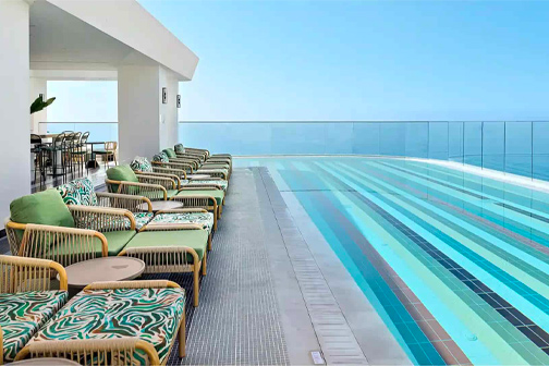 Zwembad met zeezicht op dakterras van Nalu Latchi Leonardo