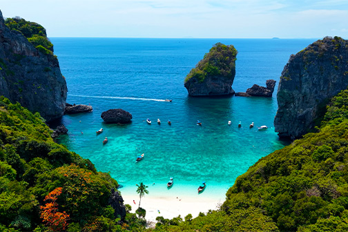 Baai met parelwit strand op eiland in Thailand in april