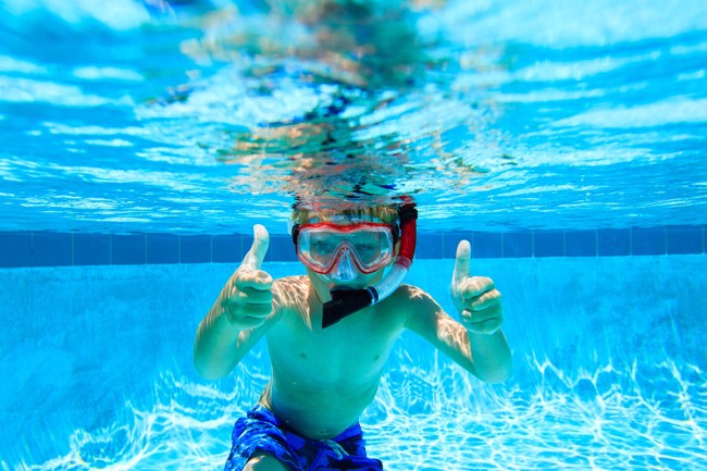 onder water zwemmen